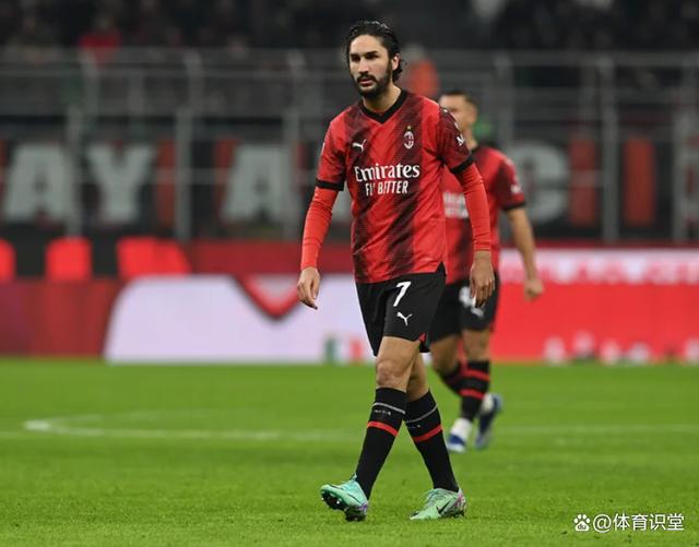 包含转折点AC米兰完成体检，英超加时末段攻防权衡，气氛紧张，数据趋势出现新变化的词条