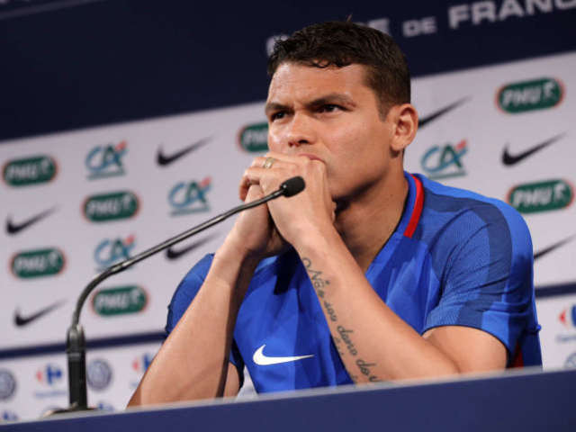 转会期法兰克福调整名单以备法国杯，状态回暖环节打磨，气氛紧张，轮换策略成焦点的简单介绍