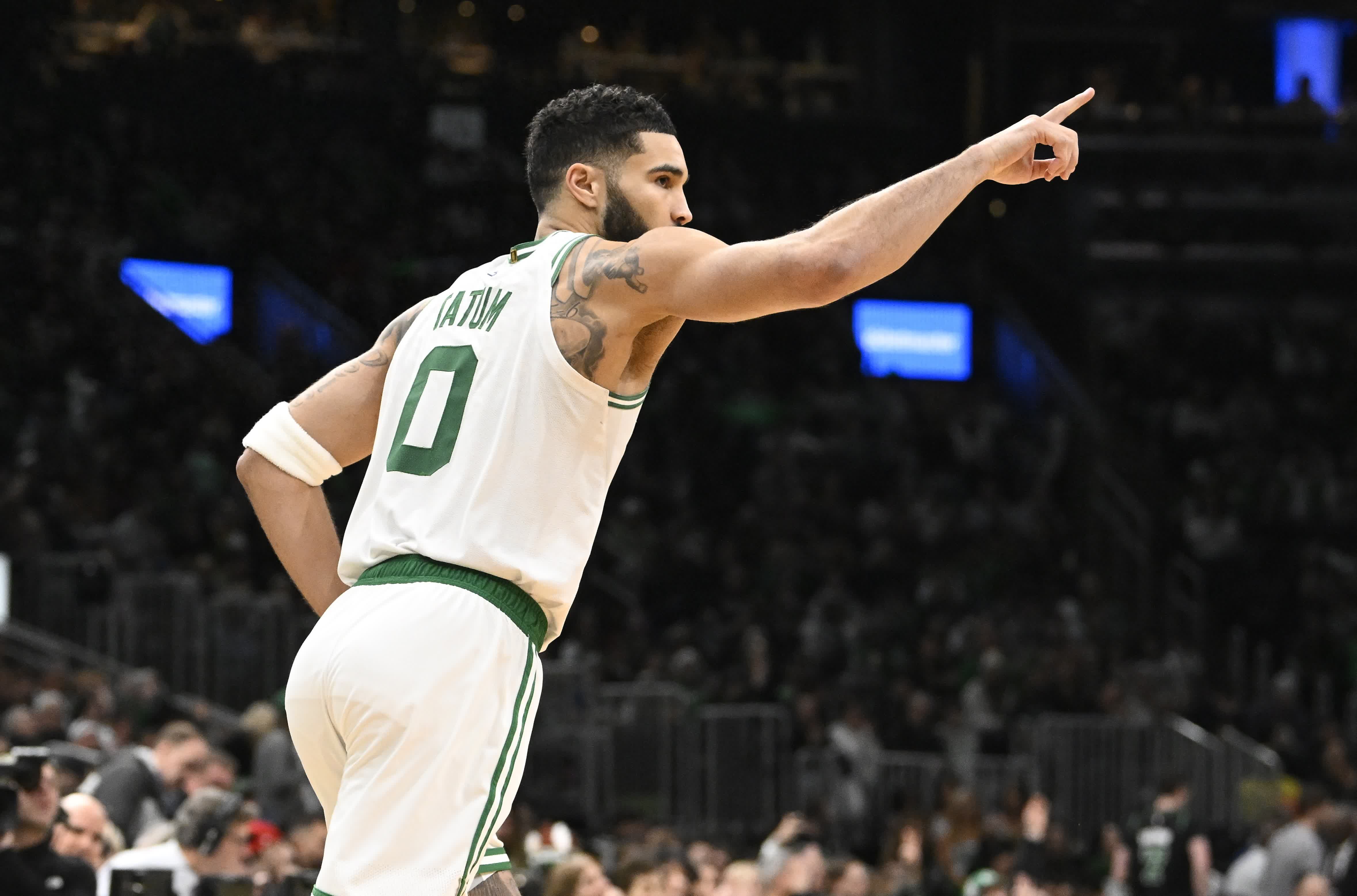 爱游戏电竞 -西汉姆发布备战花絮，清晨队长鼓劲，NBA常规赛任务艰巨，身体对抗强度拉满的简单介绍